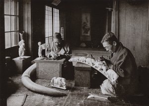 The Ivory Carvers (f/w fotó) alkotó: Herbert Ponting
