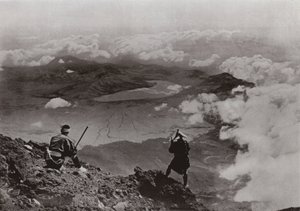 Két mérfölddel a felhők felett, "Három napos hold" tó a Fuji csúcsától (f/w fotó) alkotó: Herbert Ponting