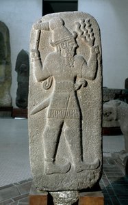 Hettita civilizáció: Tempete istenének bazaltjában készült sztélé. Empire neo hittite. Kr.e. 9. század. Babilonból. Homályos. 141 cm Isztambuli Régészeti Múzeum