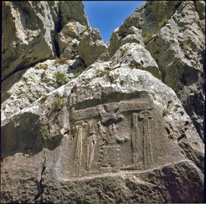 Alacsony dombormű, karakterrel egy csúszós lény alatt. Kr.e. 1250-1220 körül. alkotó: Hittite