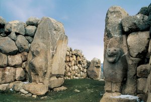 Kilátás az Oroszlánkapura, amely a Hettita Birodalom ősi fővárosának öt bejáratának egyike, Hattusha (ma Bogazkale), Törökország
