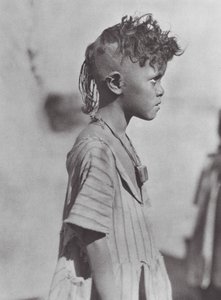 Afrika: Bisharin gyermek amulettel (fekete-fehér fotó) alkotó: Hugo Adolf Bernatzik
