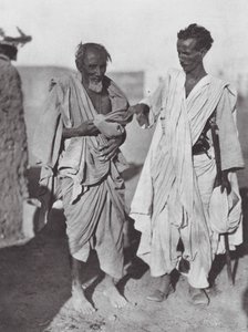 Afrika: Bisharin férfiak, núbiai sivatag (fekete-fehér fotó) alkotó: Hugo Adolf Bernatzik