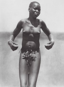Afrika: Dzsur (fekete-fehér fotó) alkotó: Hugo Adolf Bernatzik