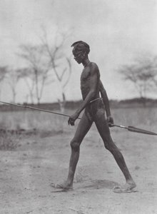 Afrika: Dinka harcos lándzsával (fekete-fehér fotó)