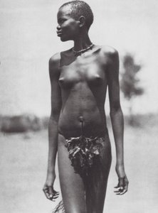 Afrika: Dzsur lány, Szudán (fekete-fehér fotó) alkotó: Hugo Adolf Bernatzik