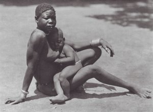 Afrika: Dzsur, anya és gyermeke (fekete-fehér fotó). alkotó: Hugo Adolf Bernatzik