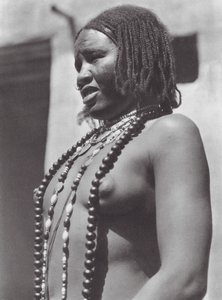 Afrika: Gawazi, hivatásos táncos (fekete-fehér fotó) alkotó: Hugo Adolf Bernatzik