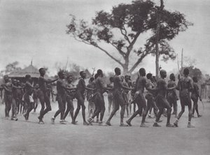 Afrika: Moru Dance (fekete-fehér fotó) alkotó: Hugo Adolf Bernatzik