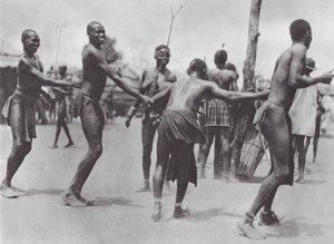 Afrika: Moru körtánc (fekete-fehér fotó) alkotó: Hugo Adolf Bernatzik