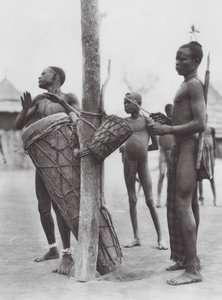 Afrika: Moru férfiak dobolnak (fekete-fehér fotó) alkotó: Hugo Adolf Bernatzik