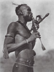 Afrika: Niambara fuvolajátékos (fekete-fehér fotó) alkotó: Hugo Adolf Bernatzik