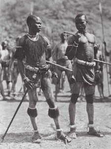 Afrika: Nuba csörgőtáncosok (fekete-fehér fotó) alkotó: Hugo Adolf Bernatzik