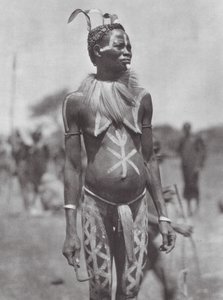 Afrika: Nuba nő ünnepi díszítéssel (fekete-fehér fotó) alkotó: Hugo Adolf Bernatzik