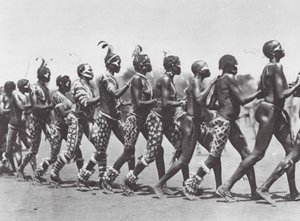 Afrika: Nuba nők táncolnak (fekete-fehér fotó).