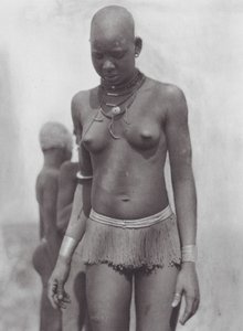 Afrika: Nuer nő (fekete-fehér fotó)