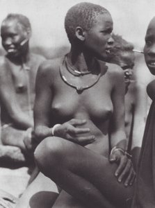 Afrika: Nuer lány zsiráfszőr nyakláncot visel (fekete-fehér fotó).