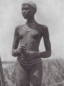 Afrika: Nuer lány díszítő hegekkel (fekete-fehér fotó)