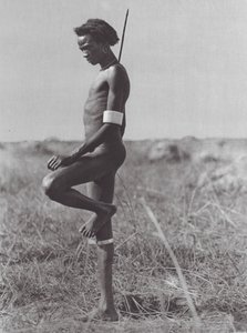 Afrika: Nuer, pihenőállás (fekete-fehér fotó) alkotó: Hugo Adolf Bernatzik