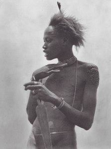 Afrika: Nuer harcos törzsi jelekkel a homlokán (fekete-fehér fotó) alkotó: Hugo Adolf Bernatzik