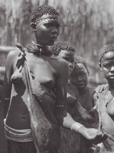 Afrika: Shilluk lányok (fekete-fehér fotó)