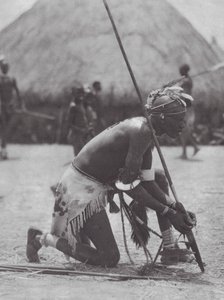 Afrika: Shilluk ünnepi öltözetben (fekete-fehér fotó) alkotó: Hugo Adolf Bernatzik