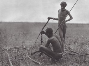 Afrika: Shilluk harcosok pihennek (fekete-fehér fotó) alkotó: Hugo Adolf Bernatzik