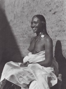 Afrika: Szudáni nő Omdurmanból (fekete-fehér fotó) alkotó: Hugo Adolf Bernatzik