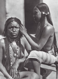 Afrika: szudáni nők hajfonása (fekete-fehér fotó) alkotó: Hugo Adolf Bernatzik