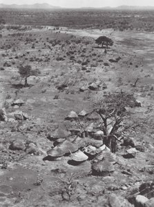 Afrika: Talodi hegyről a síkságra (fekete-fehér fotó). alkotó: Hugo Adolf Bernatzik