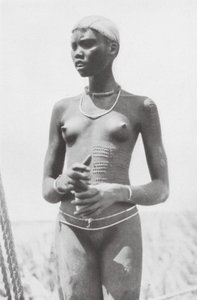 Nuer lány (fekete-fehér fotó)