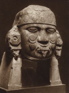 Mexikó: Coyolxauhqui istennő diorit feje, Nemzeti Múzeum (fekete-fehér fotó) alkotó: Hugo Brehme