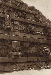 Mexikó: San Juan Teotihuacan, Kőszobrok a Quetzalcouatl-piramis nyugati homlokzatán, piramis a Citadella közepén (fekete-fehér fotó).