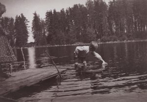 Gyerekek úsznak egy játszóhajón Niemenlaután alkotó: Hugo Simberg