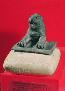 Oroszlán kezében Tish-atal Urkesh és Nawar királyának hurri alaptáblája, Kr.e. 2150 körül (bronz és mészkő)