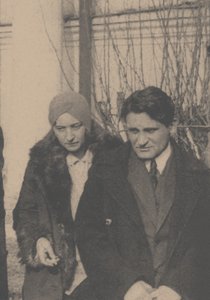 Serafima Suok-Narbut és Jurij Olesa Vlagyimir Majakovszkij temetésén, alkotó: Ilya Arnoldovich Ilf