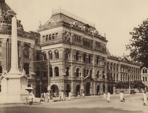 Bengáli Titkárság, Írók épületei, előtérben a Holwell-emlékművel (fekete-fehér fotó) alkotó: Indian photographer
