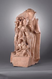 Visnu kísérői Gadával, 10-11. század (homokkő) alkotó: Indian School