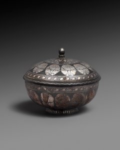 Fémötvözetből készült tál és borító ezüsttel kirakással, mindegyiken naturalisztikus virágsáv, 1700-1899 alkotó: Indian School