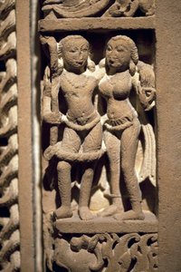 Pár szerelmes. Ajtókeret faragott kőből, Rajasthan vagy Uttar Pradesh (India) művészete, 9-10. század. Koreai Nemzeti Múzeum, Szöul (Dél-Korea). alkotó: Indian School