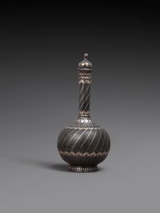 Lombik és fedél és állvány vagy fémötvözetből készült edény, ezüsttel kirakva, 1700-99 alkotó: Indian School