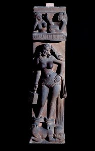 Hinduizmus: egy Yakshini (jaksi) természetszellem ábrázolása, kezében egy ketrec és egy papagáj, törpén áll - (A Yaksi papagájjal és kalitkával, törpén áll) Mathura szobra, gres (Mathura szobor , homokkő) 2. század (2. század alkotó: Indian School