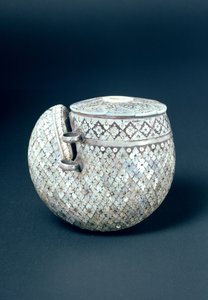 Porkürt, indiai, 18. század (szarv és gyöngyház) alkotó: Indian School
