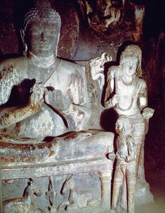 Ülő Buddha az első tanítási gesztussal a 10. barlang Caitya terméből