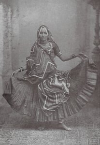 Bombay / Mumbai: Indiai szoknyatánc (fekete-fehér fotó) alkotó: Indian photographer
