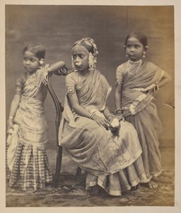 Madrasi gyerekcsoport, ékszerviselési módot mutatva, 1870 körül (szépia fotó) alkotó: Indian photographer