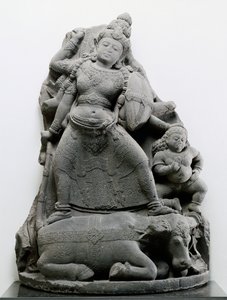 Durga megöli Mahisát, 1300 körül (vulkáni kő)