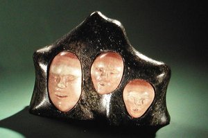 Az ember három kora a Dorset-fokról (kő és elefántcsont) alkotó: Inuit School