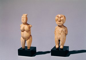 Két férfi és egy nő szobra a Bering-szorosból