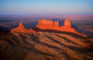 Sziklaalakzatok légi felvétele a Utah állambeli Monument Valleyben.
